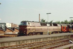 DSB MZ class with passenger train photographed in Vejle heading for Århus. 30. July 1977. The MZ class (type I and II) was purchased from 1967 to 1970 in a number of 26. Only a few of these engines remain in service by DSB - most are now sold to other companies. Built by NOHAB and Frichs. Dieselelectric. Co'Co'. 2270 kW - 3300 hp. Max speed 143 km/h - 89 mph. Length 20 800 mm. Weight 116,5 metric tonnes.